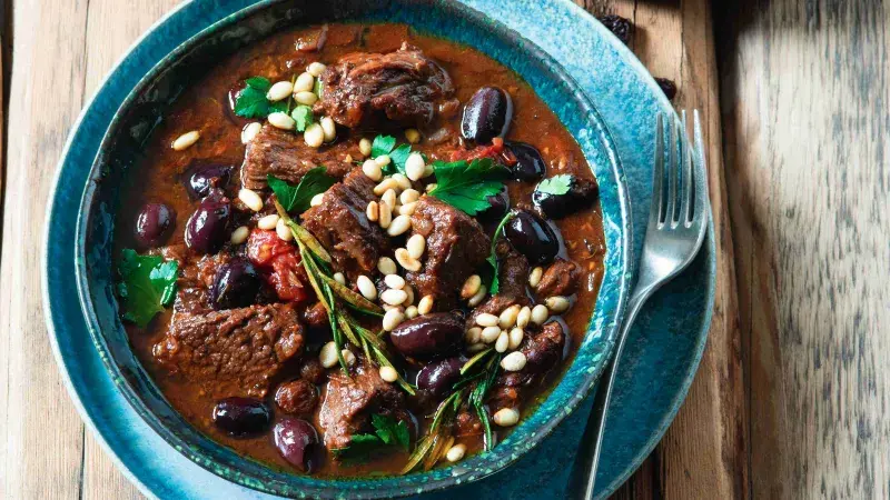 Dušené hovězí po řecku s rozinkami