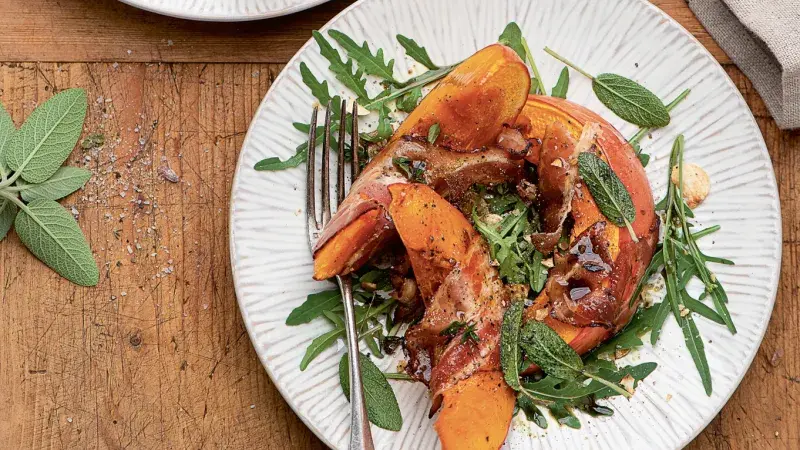 Dýně ve slaninovém kabátku s rukolovým salátem