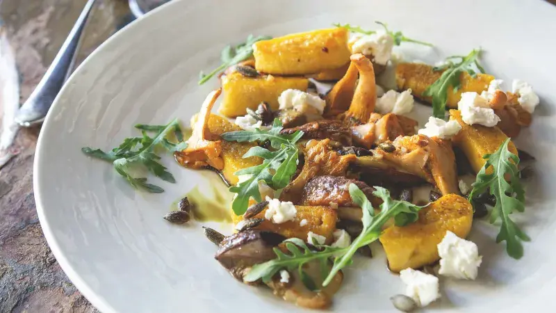 Dýňové gnocchi s lesními houbami, čerstvým kozím sýrem a rukolou