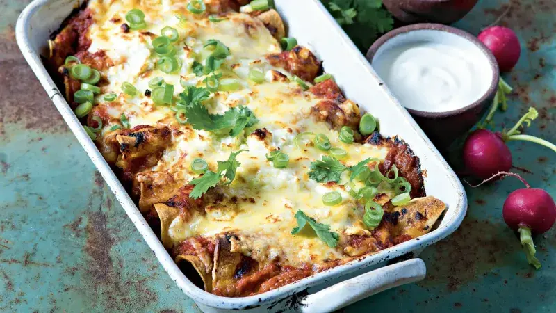 Enchiladas s černými fazolemi, kuřecím masem a máslovou dýní