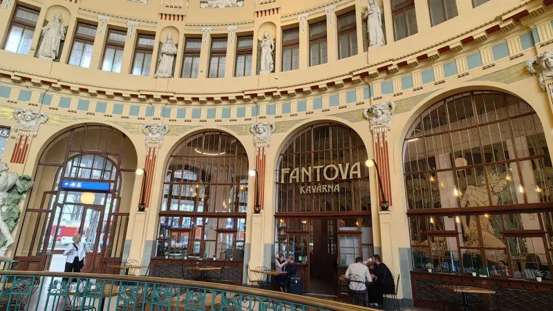 Fantova Kavárna na Hlavním nádraží v Praze.jpg