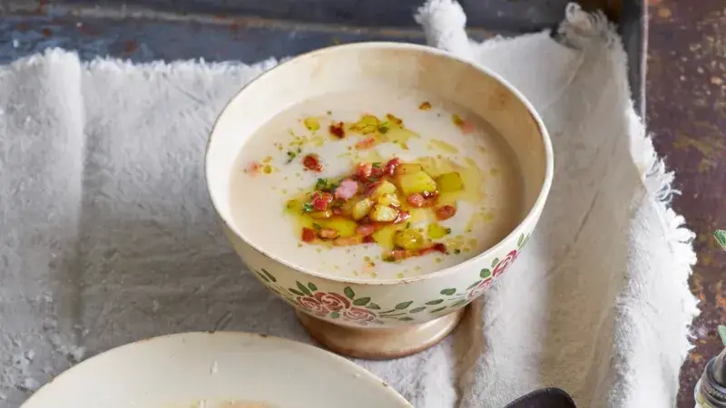 Fazolová polévka s bramborovými krutony