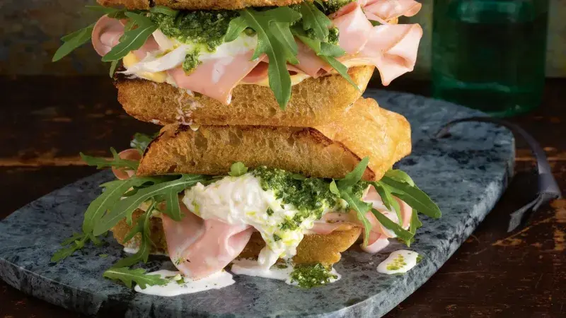 Focaccia s pestem, mortadellou a burratou