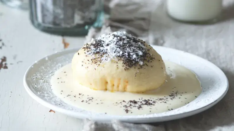 Germknödel (Pařený kynutý knedlík s povidly)