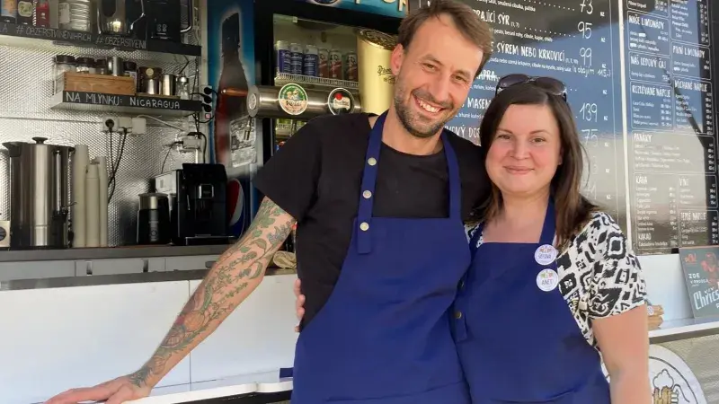 Manželé David a Aneta Jiráskovi, majitelé Obžerstvení u kostela.jpg