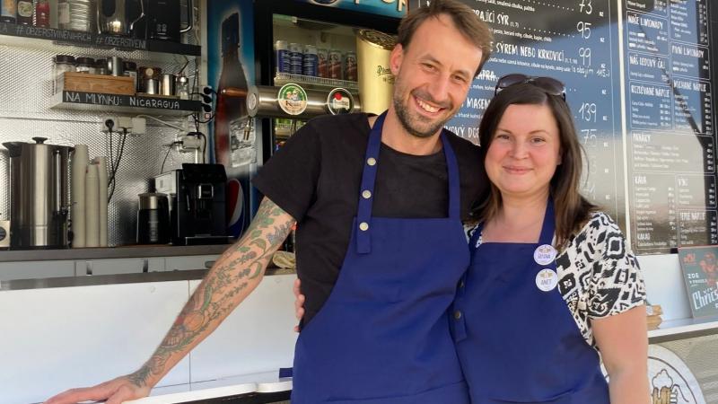 Manželé David a Aneta Jiráskovi, majitelé Obžerstvení u kostela.jpg