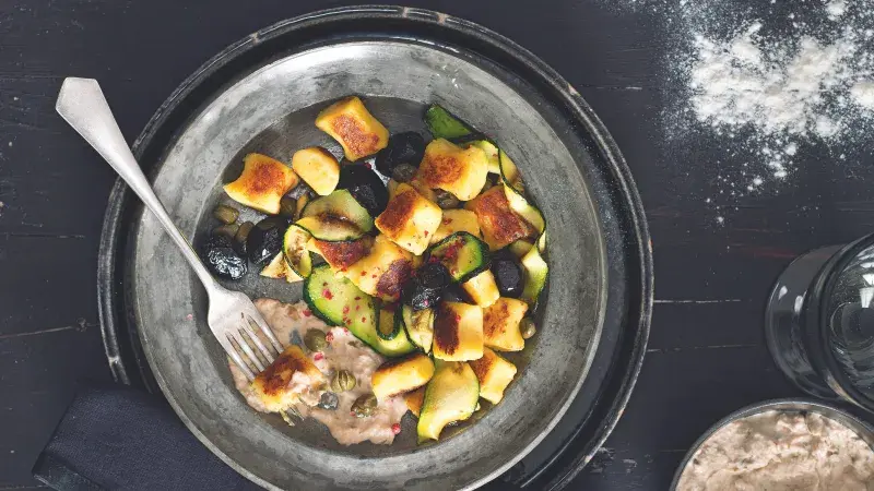 Gnocchi s tuňákem, cuketou a kapary