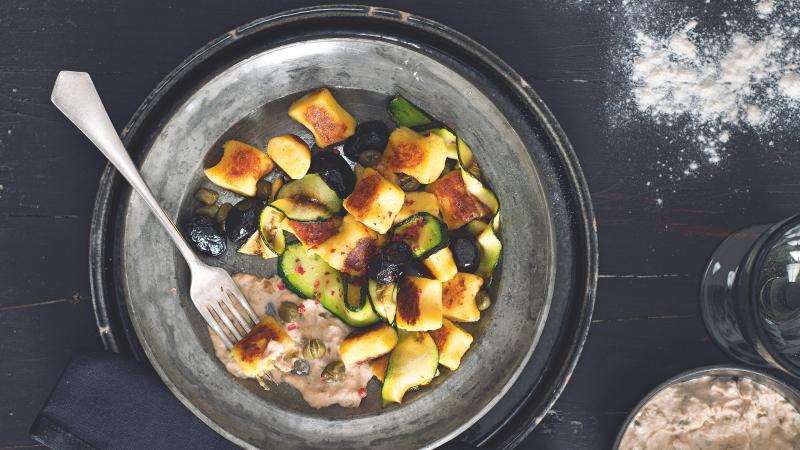 Gnocchi s tuňákem, cuketou a kapary