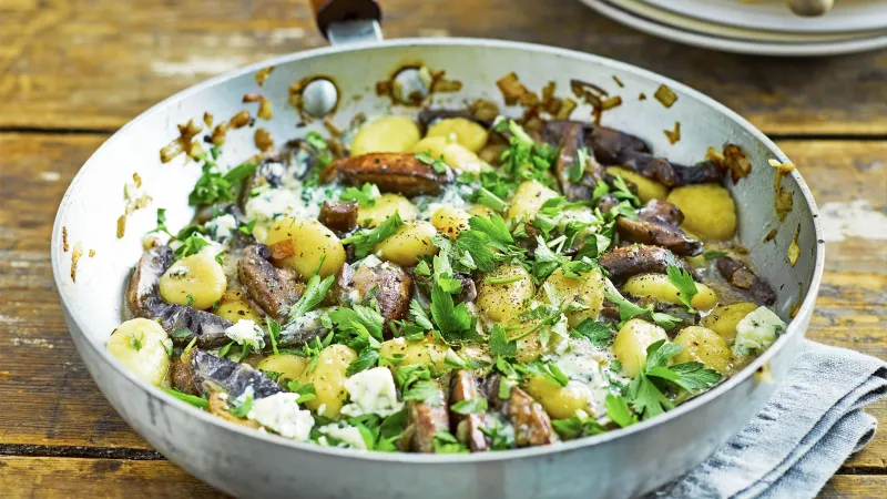 opékané gnocchi s houbami a modrým sýrem
