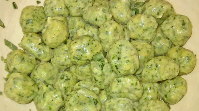 Špenátové halušky se sýrovou omáčkou