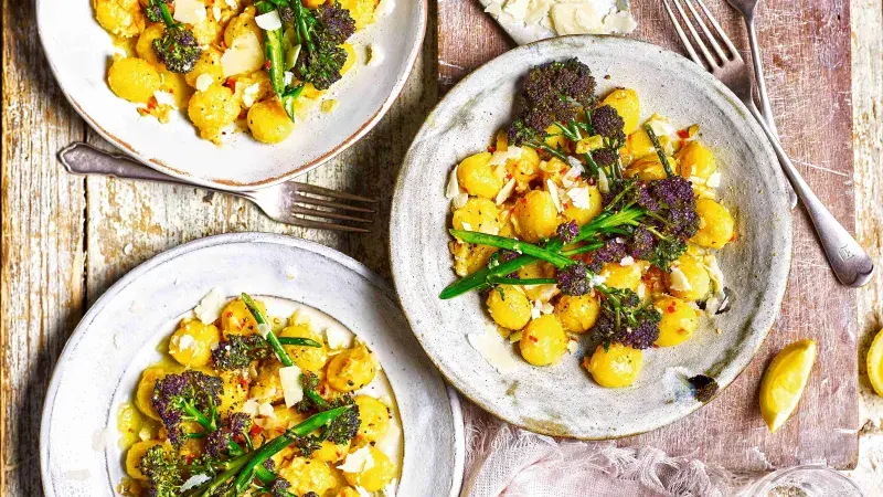 Gnocchi s česnekovou omáčkou a stonkovou brokolicí