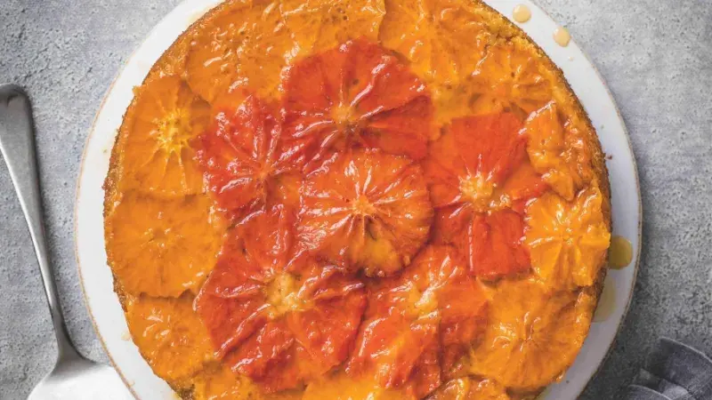 Grapefruitovo-klementinkový prolévaný obrácený koláč