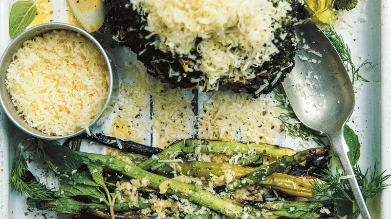 Grilovaná brokolice a chřest se sýrem