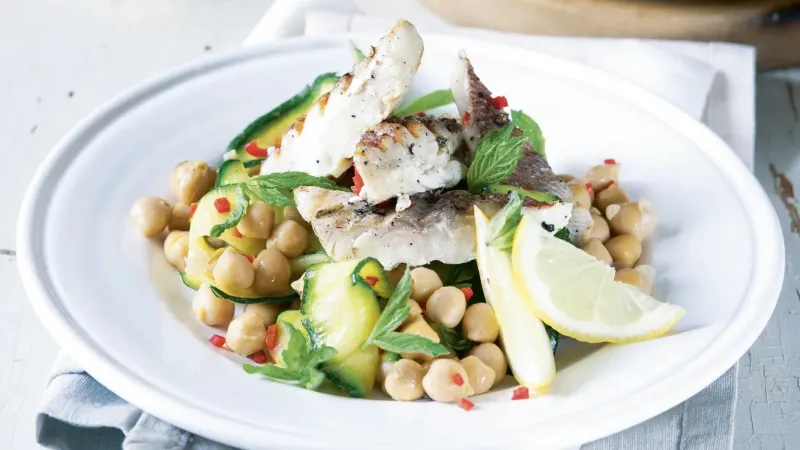 Grilovaná ryba s cizrnou a cuketou