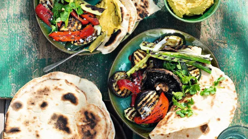 Grilovaná zelenina s kari máslem a chlebem nán