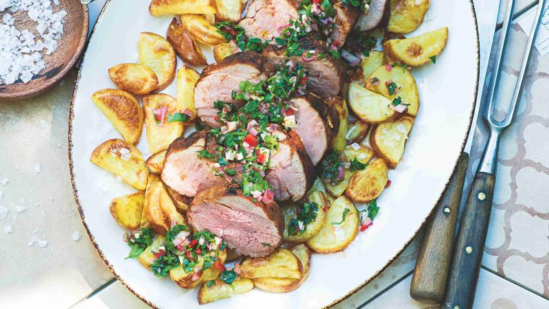 Grilovaná panenka s bylinkovou chimichurri a pečenými bramborami
