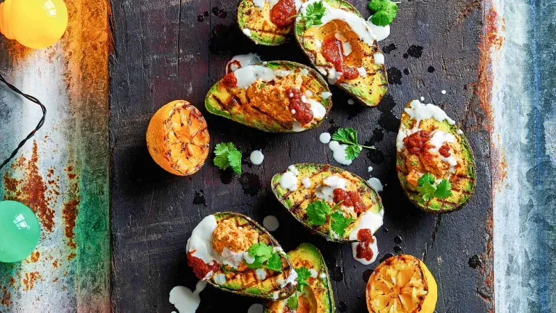 Grilované avokádo s pikantním hummusem a jogurtovou omáčkou s tahini