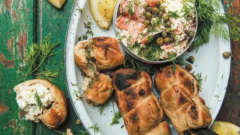 Grilovaný chleba s bylinkami a pomazánkou ze pstruha