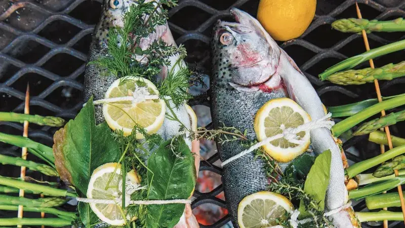 Grilovaný pstruh s chřestem, jarní cibulkou a bylinkami