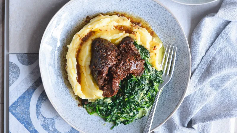 Hovězí líčka s bramborovou kaší a smetanovým špenátem