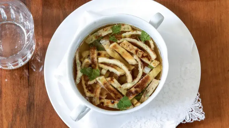 Hovězí vývar s fritátovými nudlemi