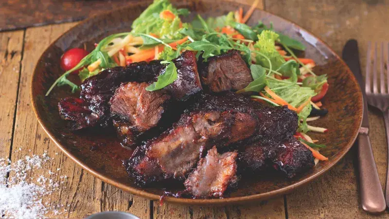 Hovězí žebírka se salátem