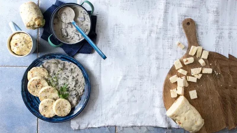 Hrníčkový knedlík ze zbylého knedlíku s houbovou omáčkou