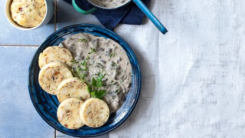 Hrníčkový knedlík ze zbylého knedlíku s houbovou omáčkou