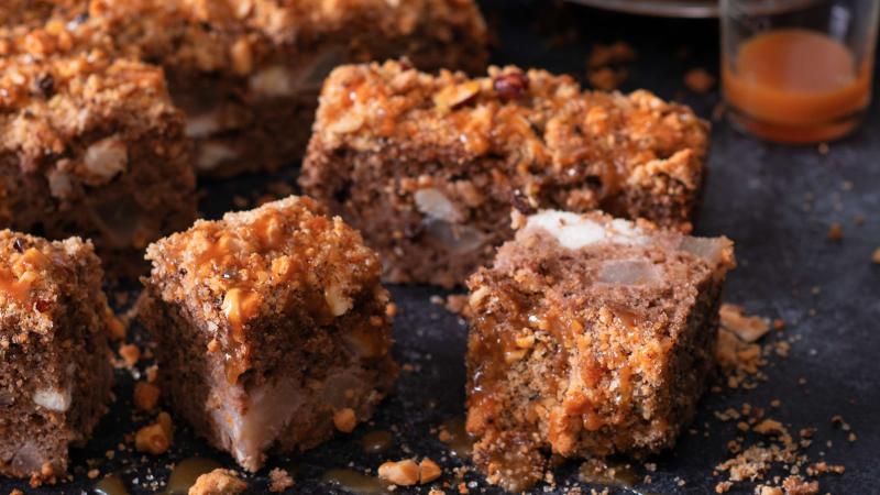 Bezlepkové hrnkové hruškové řezy s ořechovou drobenkou