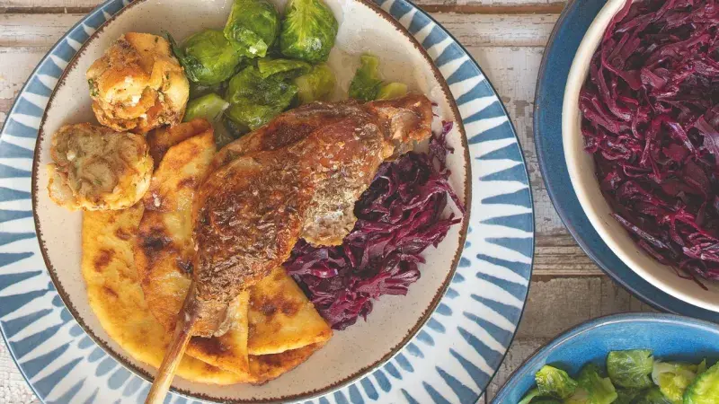 Husí stehna se zelím, kapustičkami, bramborovými plackami a škvarkovými knedlíčky