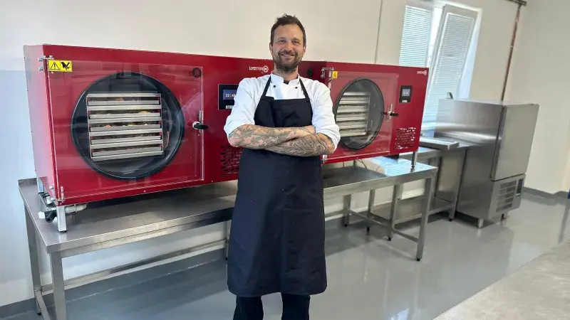 Lukáš Zach se svým lyofilizátorem