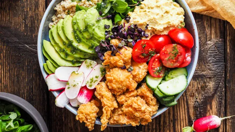 Bowl s kuskusem, avokádem a kuřecími kousky