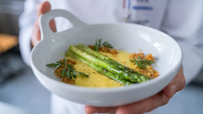 chřest s holandskou omáčkou