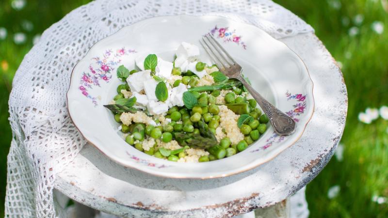 Jáhlový salát s chřestem, edamame a fetou