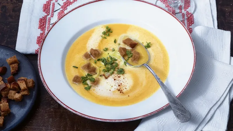 Jablečná polévka s krutony