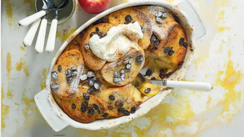 Jablečná žemlovka s tvarohovou šlehačkou