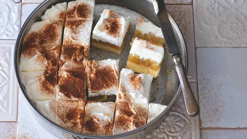 Jablečné řezy se šlehačkou