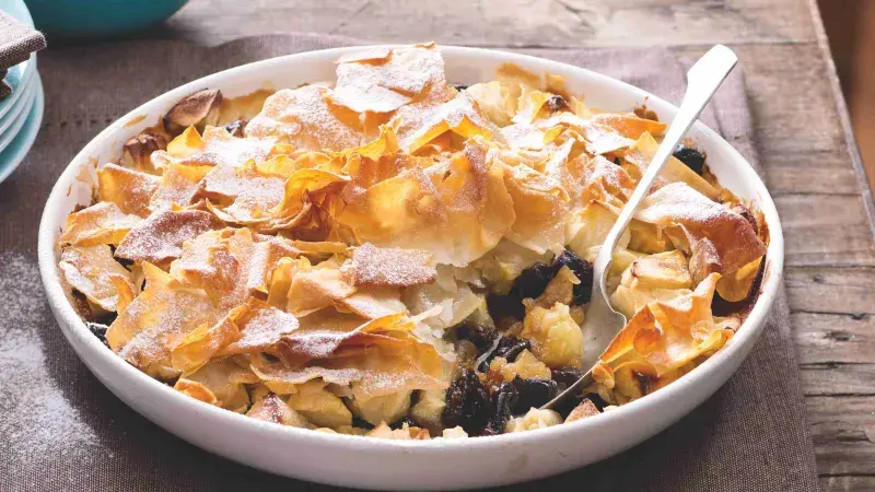 Jablka a sušené švestky zapečené s těstem filo