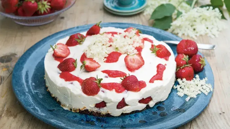 Jahodovo-bezový dort s křupavým korpusem