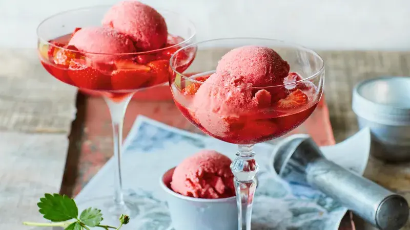 Jahodovo-jogurtová zmrzlina s kompotem z jahod a bezové šťávy