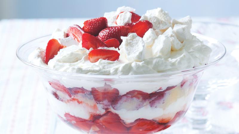 Jahodový trifle s bílou čokoládou a pusinkami