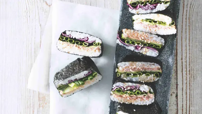 Japonský rýžový sendvič onigirazu