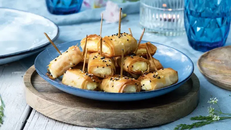 Jednohubky s fetou a sezamem