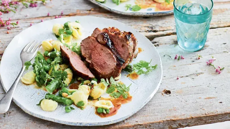 Jehněčí kýta s melasou z granátových jablek a chřestovým salátem