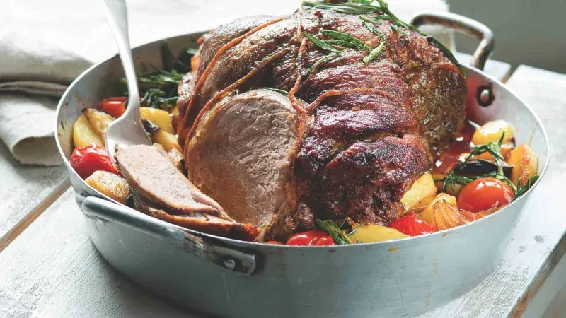 Jehněčí kýta s letní zeleninovou směsí