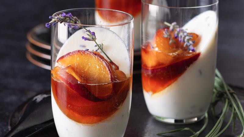 Jogurtová panna cotta s broskvemi