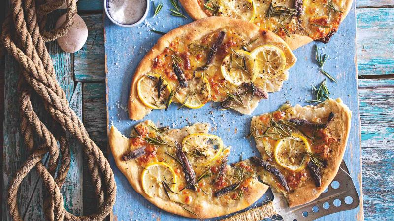Jogurtové placky s ančovičkami, mozzarellou a citronem