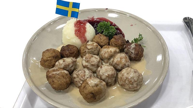 Köttbullar se smetanovou omáčkou - švédské masové kuličky
