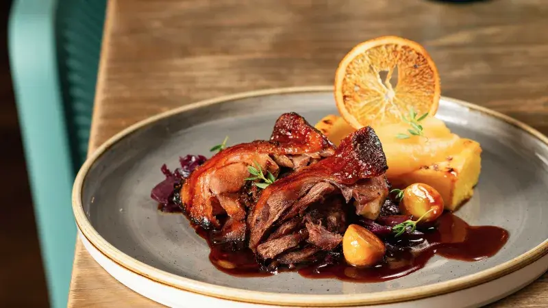 Kachna s červeným zelím, jablkovým pyré a polentou