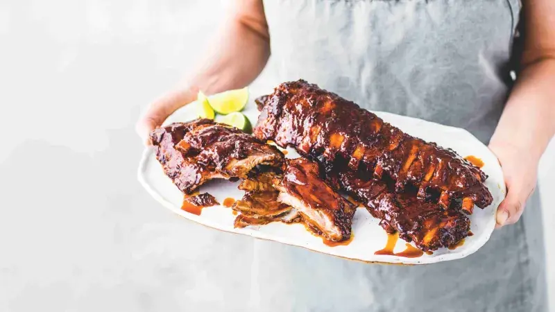 Karamelizovaná žebírka s arašídovým máslem